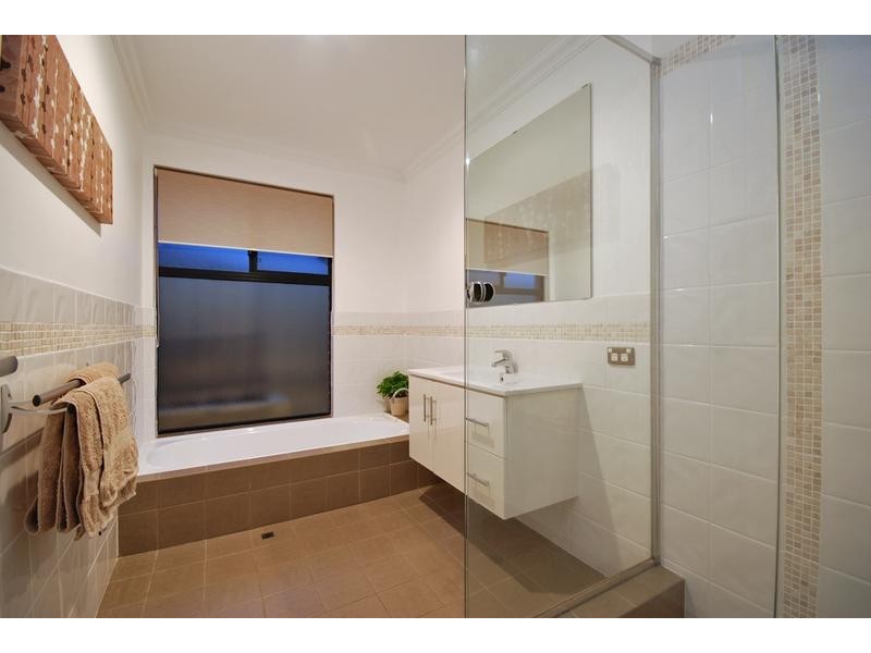 4 Jindare Loop, Carramar WA 6031