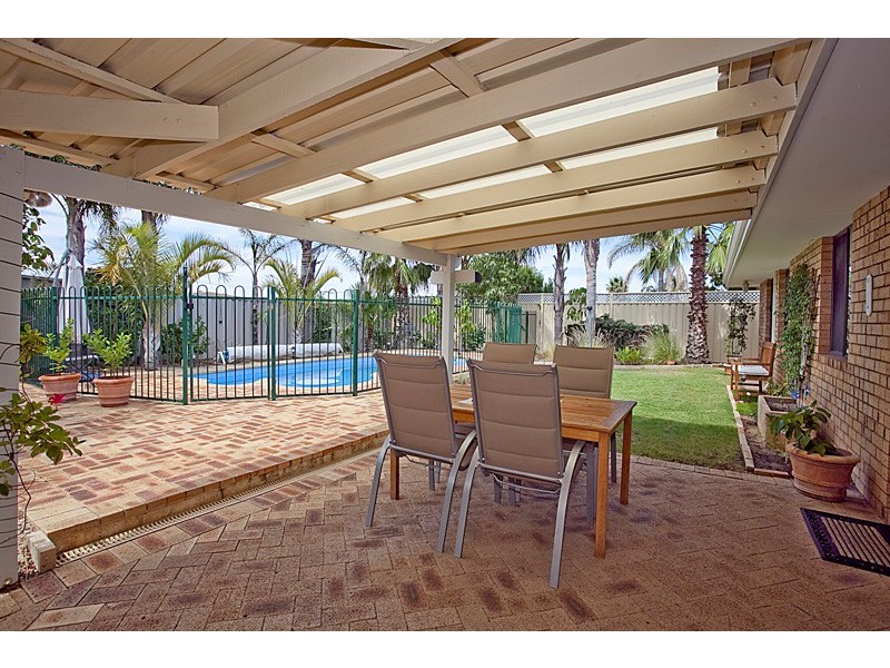 4 Woodlands Grove, Hocking WA 6065