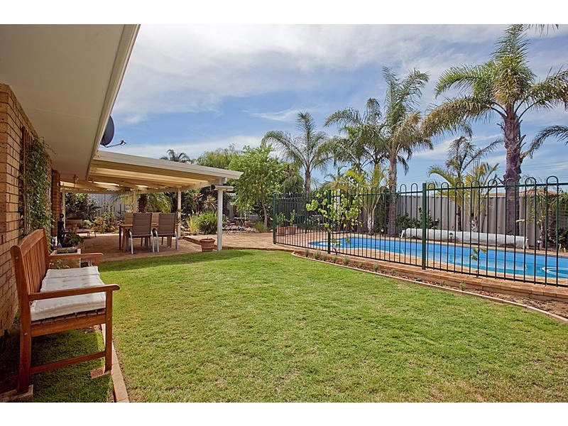 4 Woodlands Grove, Hocking WA 6065