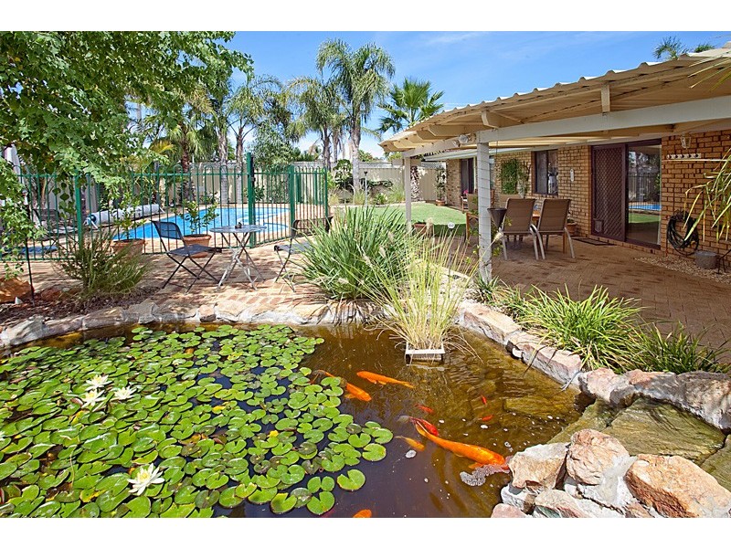 4 Woodlands Grove, Hocking WA 6065