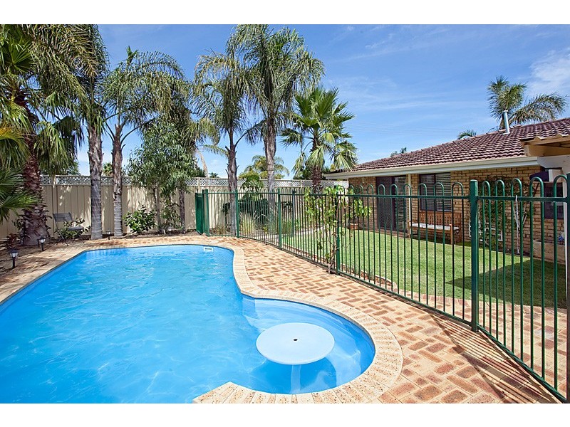 4 Woodlands Grove, Hocking WA 6065