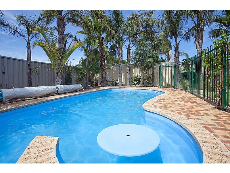 4 Woodlands Grove, Hocking WA 6065