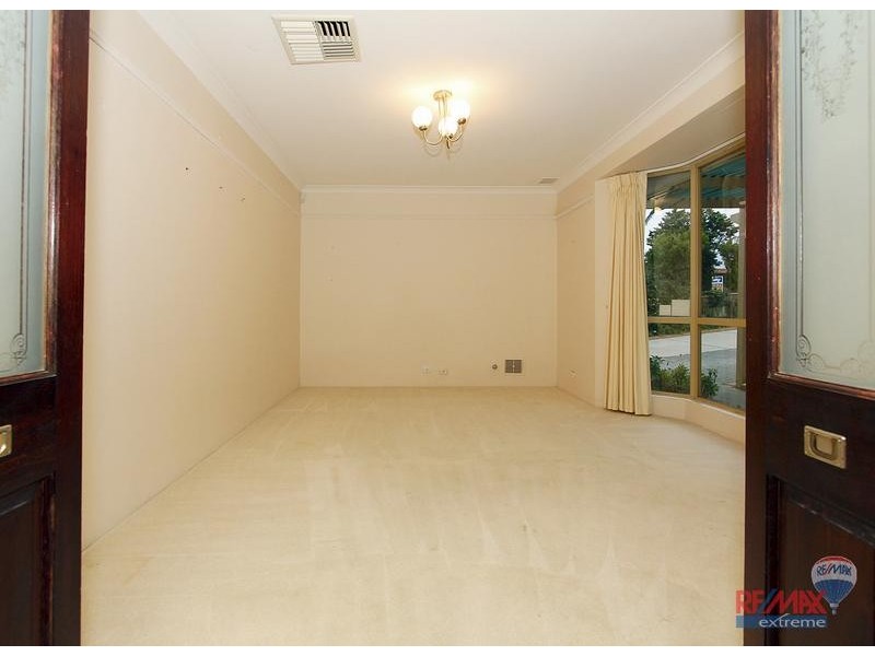 10 Cherry Hills Crescent, Connolly WA 6027