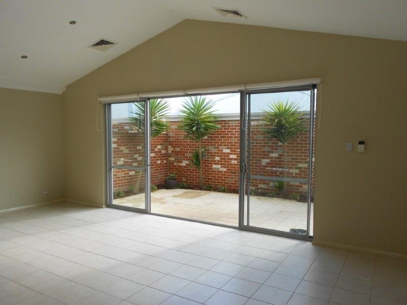 4 Navarre Way, Butler WA 6036