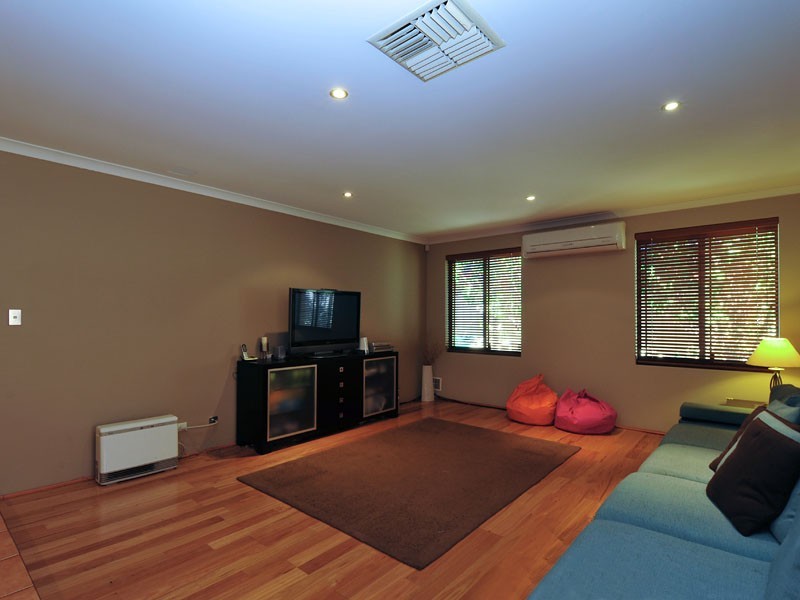 20 Edgar Crescent, Hocking WA 6065