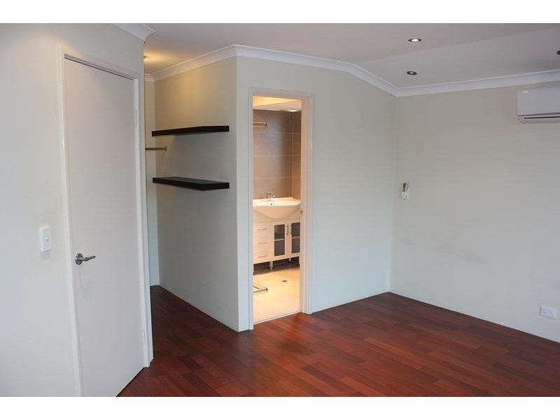 6 Carisbrooke Loop, Hocking WA 6065