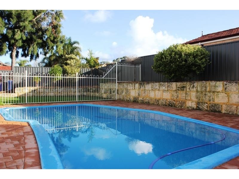 6 Carisbrooke Loop, Hocking WA 6065
