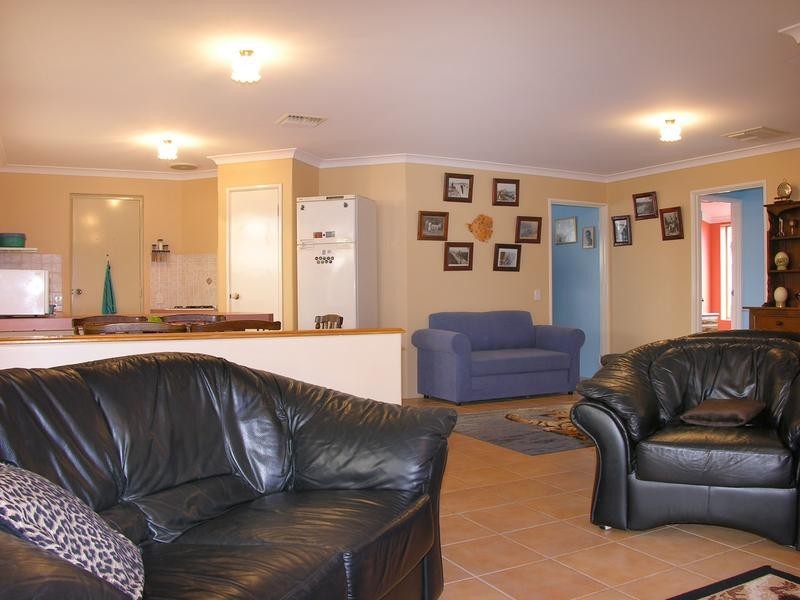 7 Bibbulmun Entrance, Sinagra WA 6065