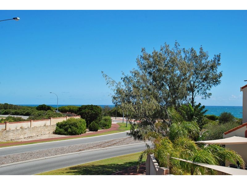 494 Shenton Ave, Iluka WA 6028