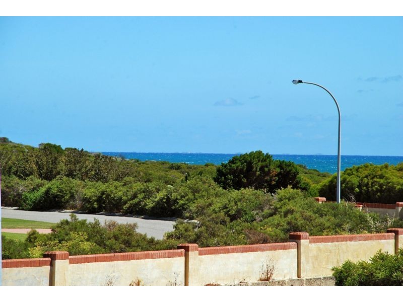 494 Shenton Ave, Iluka WA 6028