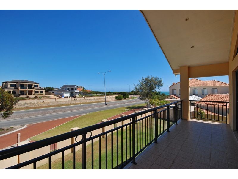 494 Shenton Ave, Iluka WA 6028