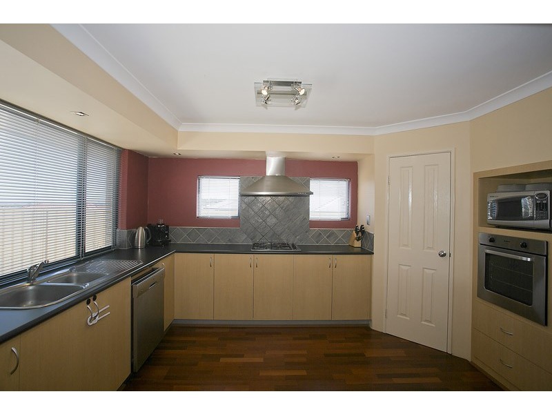 2 Memphis Ridge, Hocking WA 6065