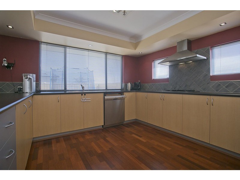 2 Memphis Ridge, Hocking WA 6065