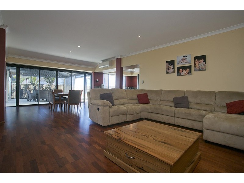 2 Memphis Ridge, Hocking WA 6065