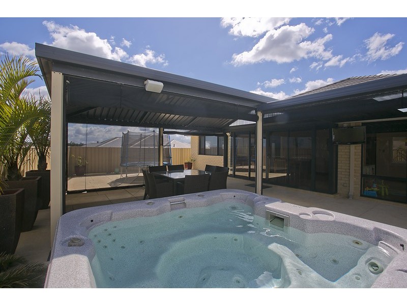 2 Memphis Ridge, Hocking WA 6065