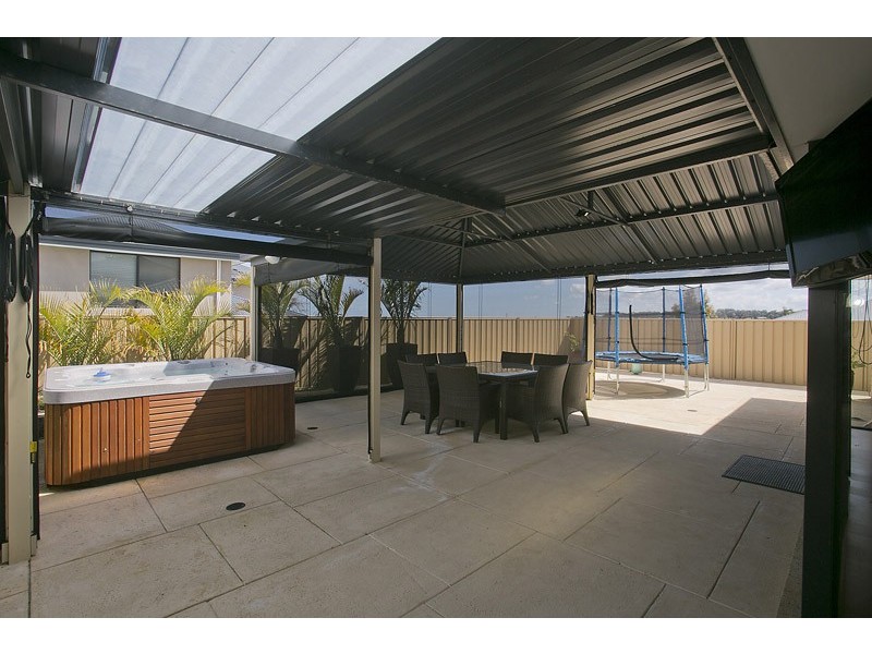 2 Memphis Ridge, Hocking WA 6065