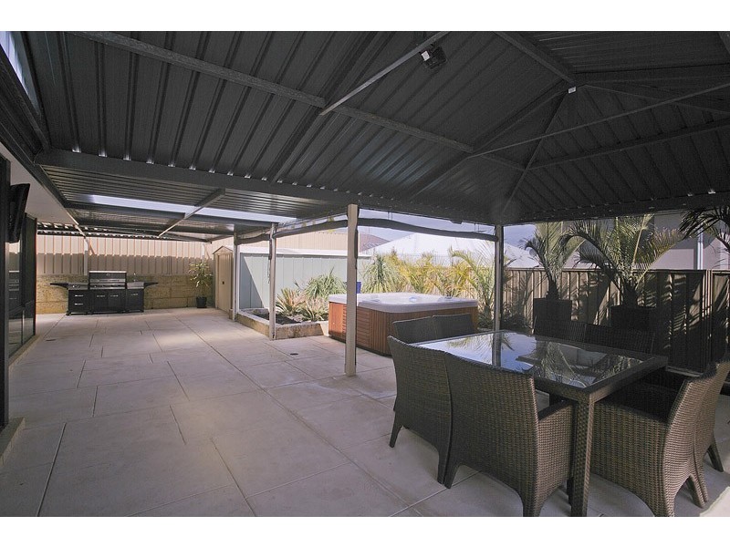 2 Memphis Ridge, Hocking WA 6065