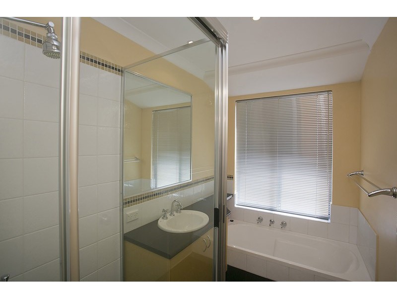 2 Memphis Ridge, Hocking WA 6065