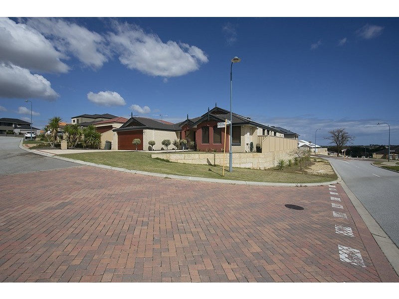 2 Memphis Ridge, Hocking WA 6065