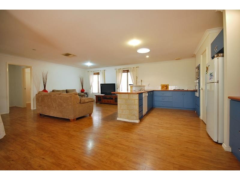 12 Tableland Way, Carramar WA 6031