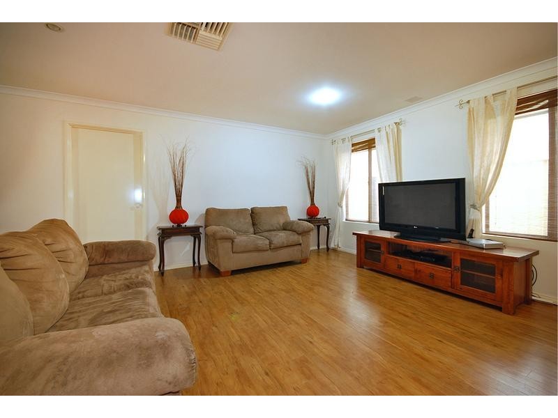 12 Tableland Way, Carramar WA 6031