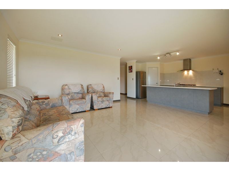 25 Eastman Turn, Tapping WA 6065