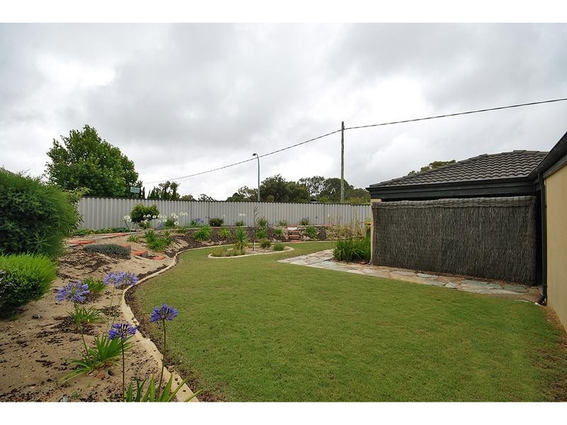 23 Griffiths Rd, Sinagra WA 6065