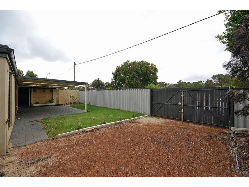 23 Griffiths Rd, Sinagra WA 6065