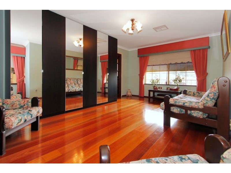 15 Greenock Gardens, Kinross WA 6028