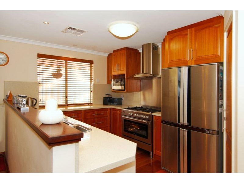 15 Greenock Gardens, Kinross WA 6028