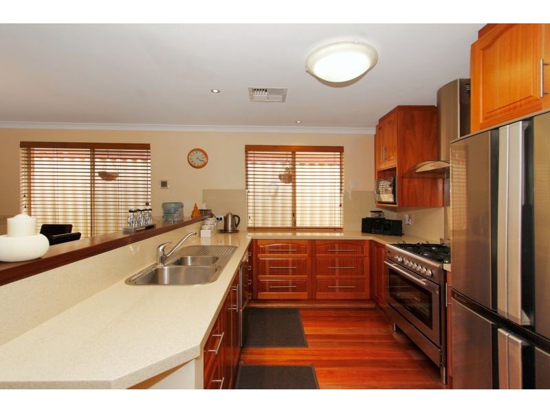 15 Greenock Gardens, Kinross WA 6028