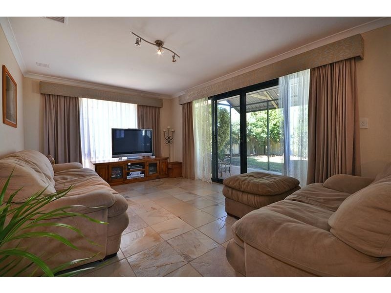 118 St Stephens Crescent, Tapping WA 6065