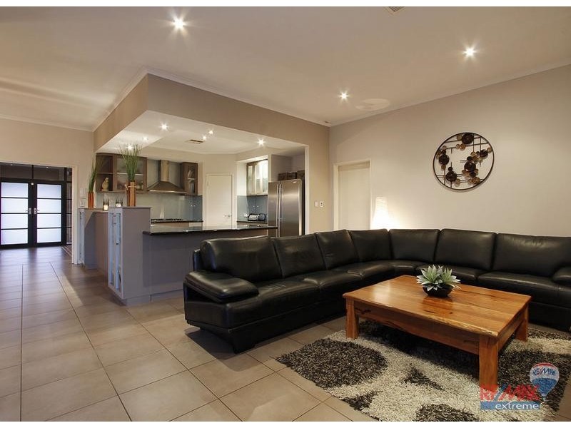 8 Bardeen Pass, Carramar WA 6031