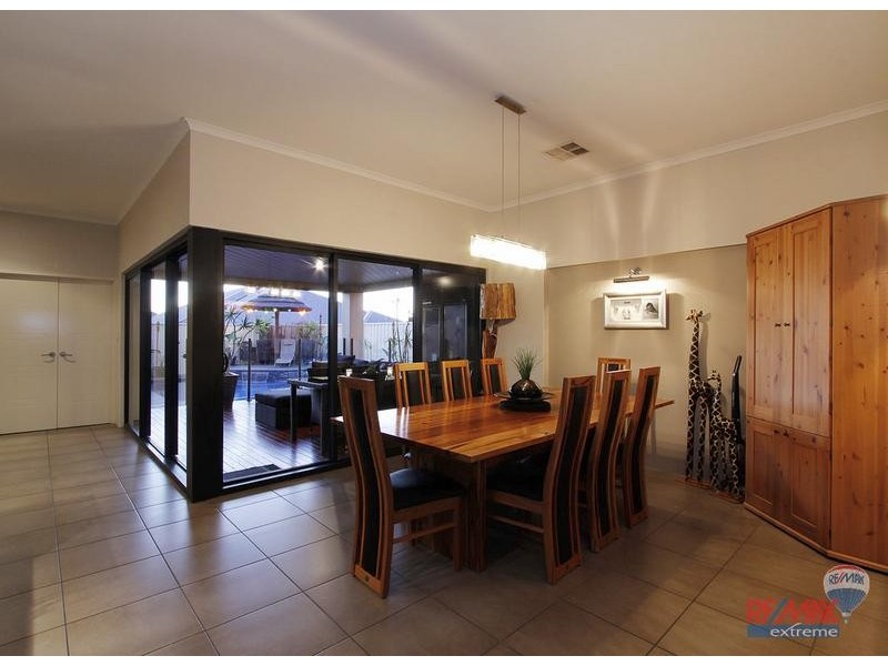 8 Bardeen Pass, Carramar WA 6031