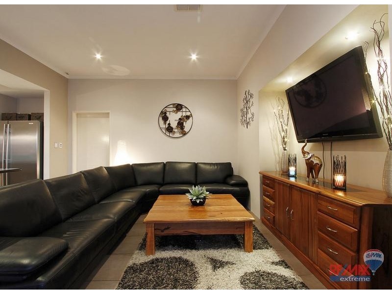 8 Bardeen Pass, Carramar WA 6031