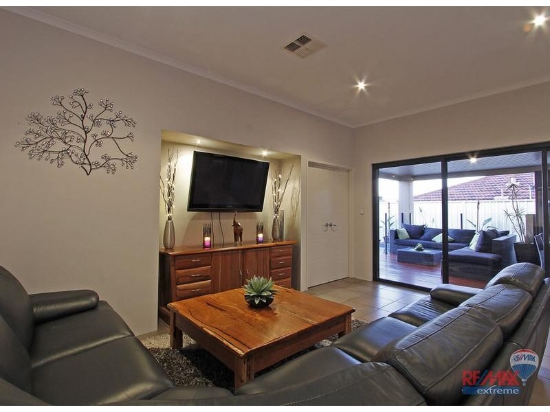 8 Bardeen Pass, Carramar WA 6031