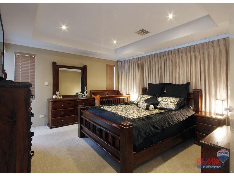 8 Bardeen Pass, Carramar WA 6031