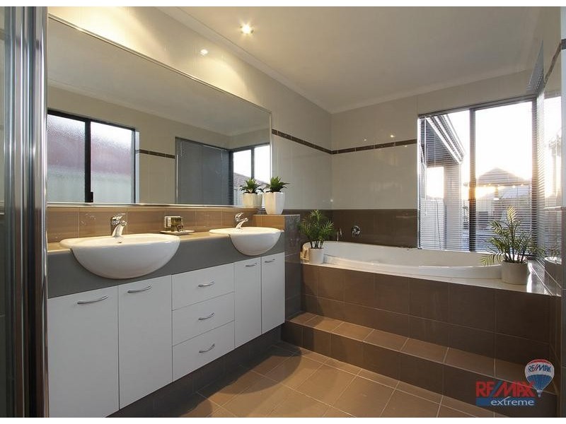 8 Bardeen Pass, Carramar WA 6031