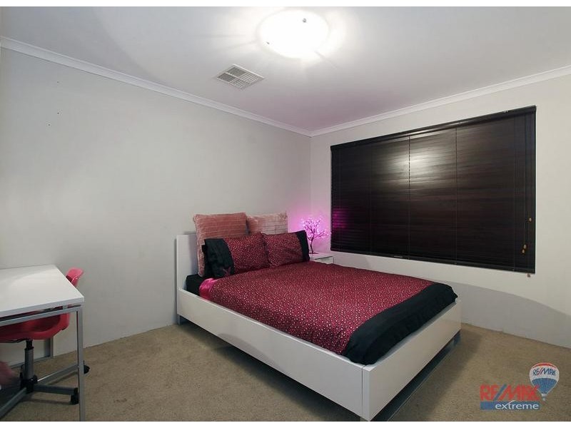 8 Bardeen Pass, Carramar WA 6031