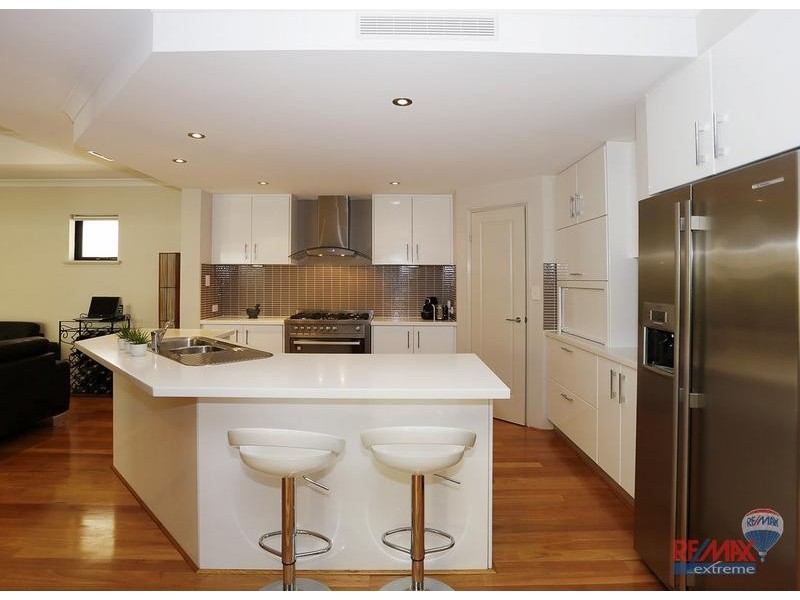 6 Pattaya Gardens, Iluka WA 6028