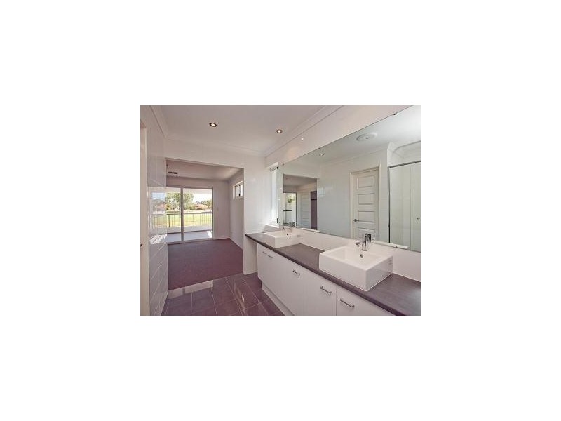 8 Longview Way, The Vines WA 6069