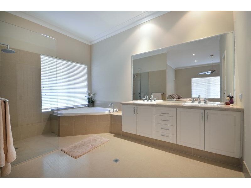 26 Via Vista Drive, Mariginiup WA 6065