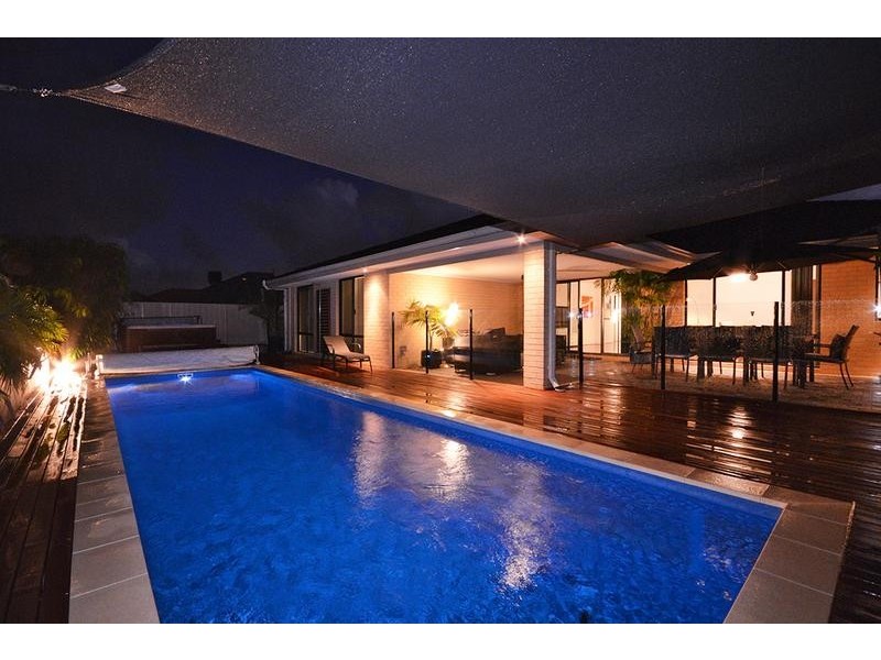 8 Apsley Bend, Tapping WA 6065