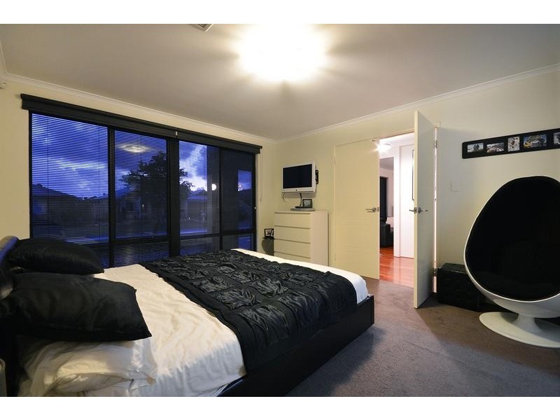 8 Apsley Bend, Tapping WA 6065