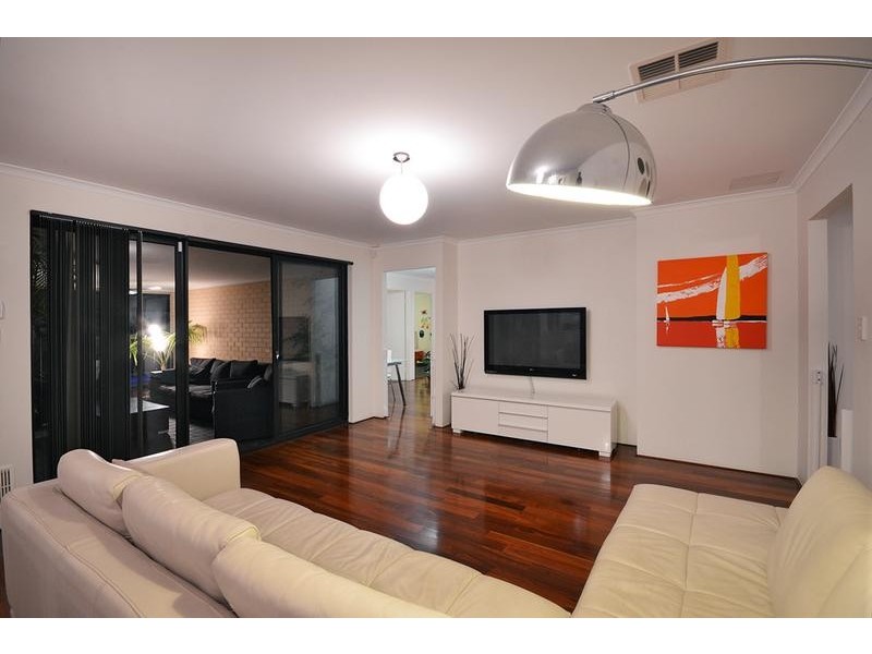 8 Apsley Bend, Tapping WA 6065