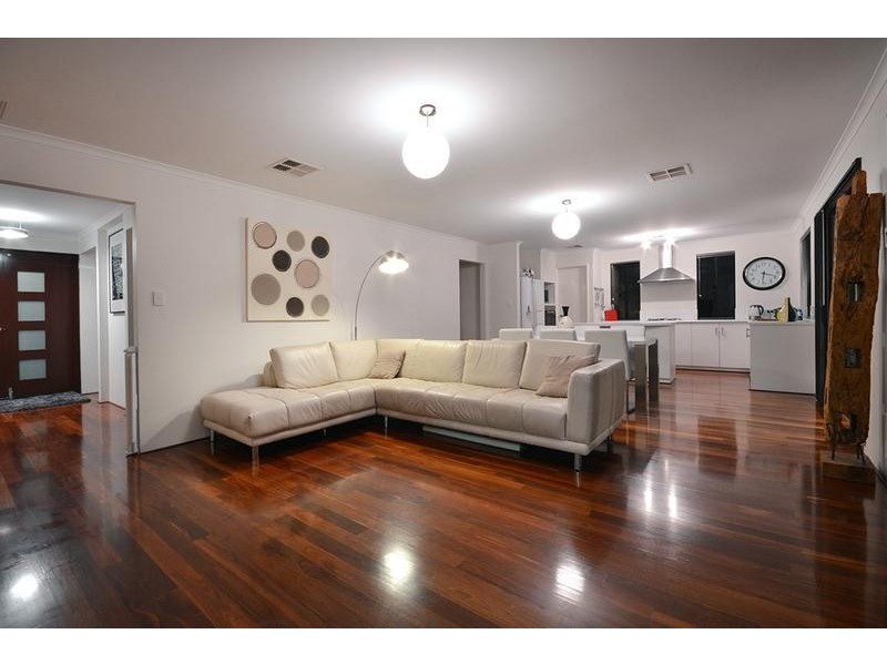 8 Apsley Bend, Tapping WA 6065