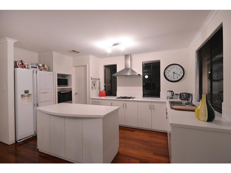 8 Apsley Bend, Tapping WA 6065