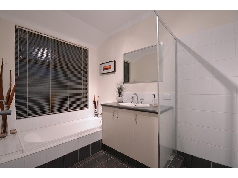 8 Apsley Bend, Tapping WA 6065