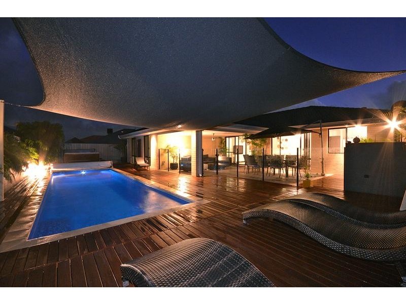 8 Apsley Bend, Tapping WA 6065