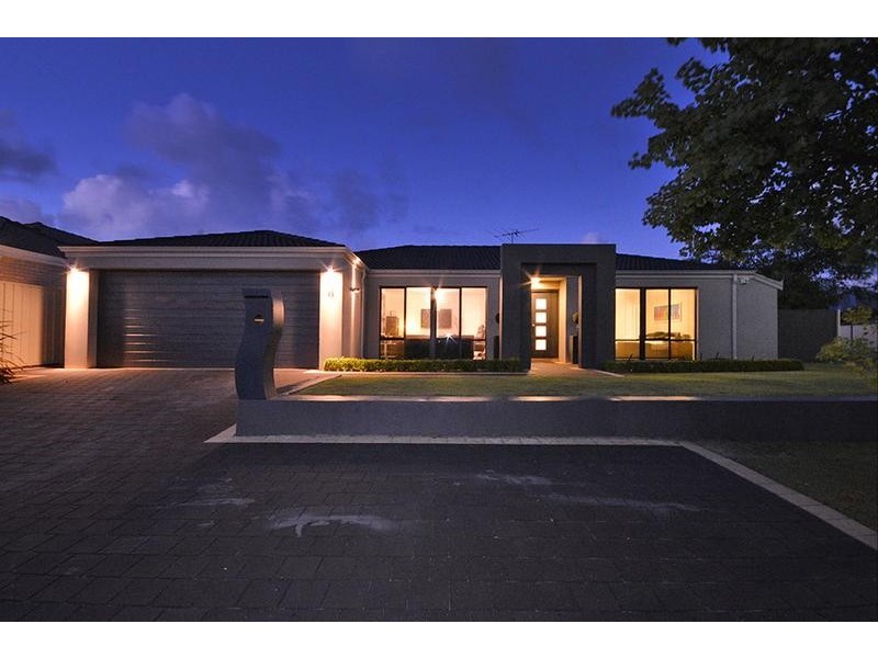 8 Apsley Bend, Tapping WA 6065